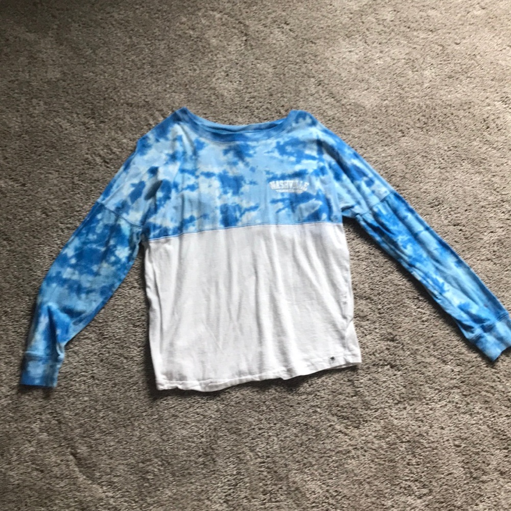 blue and white long sleeve shirt